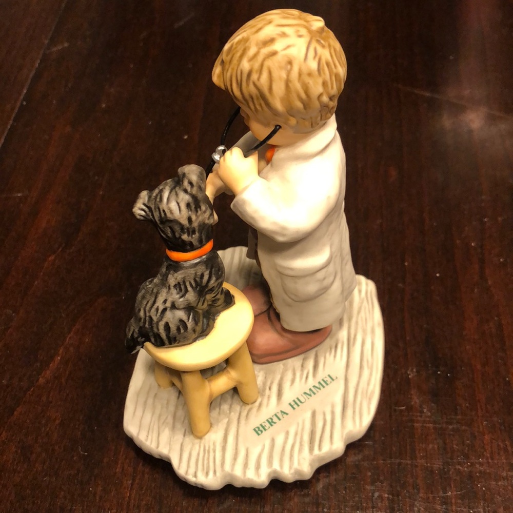 Hummel Figurine “The Doctor is in” - Picture 4 of 11